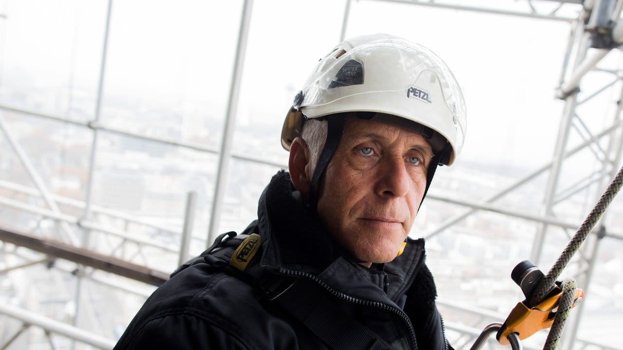 Ein Job in luftiger Höhe: Wolfgang Schmitz auf einem Gerüst des Nordturms der Kathedrale.