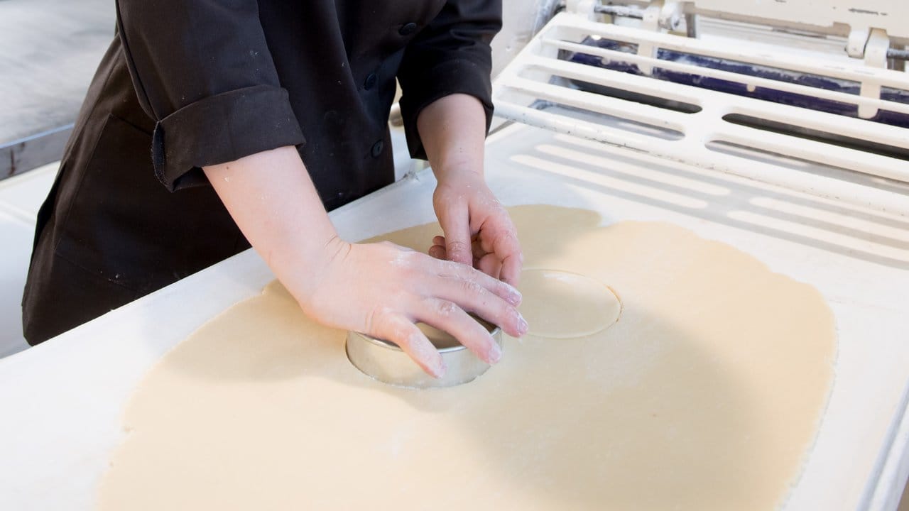 Sophie Meier lernt in ihrer Ausbildung, wie sie die süße Ware zur Gestaltung von Torten einsetzt.