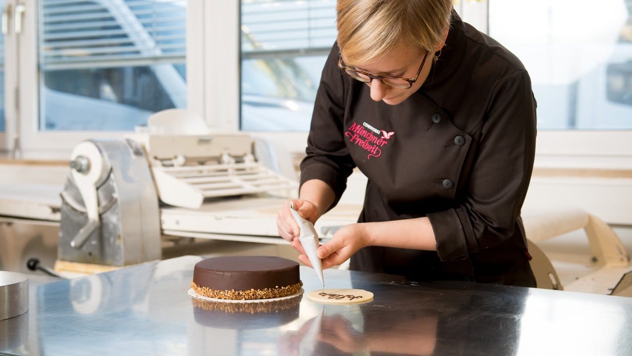 Konditoren machen Kuchen und Torten zu echten Unikaten: Hier verziert Sophie Meier ein Exemplar mit Schokoschrift.