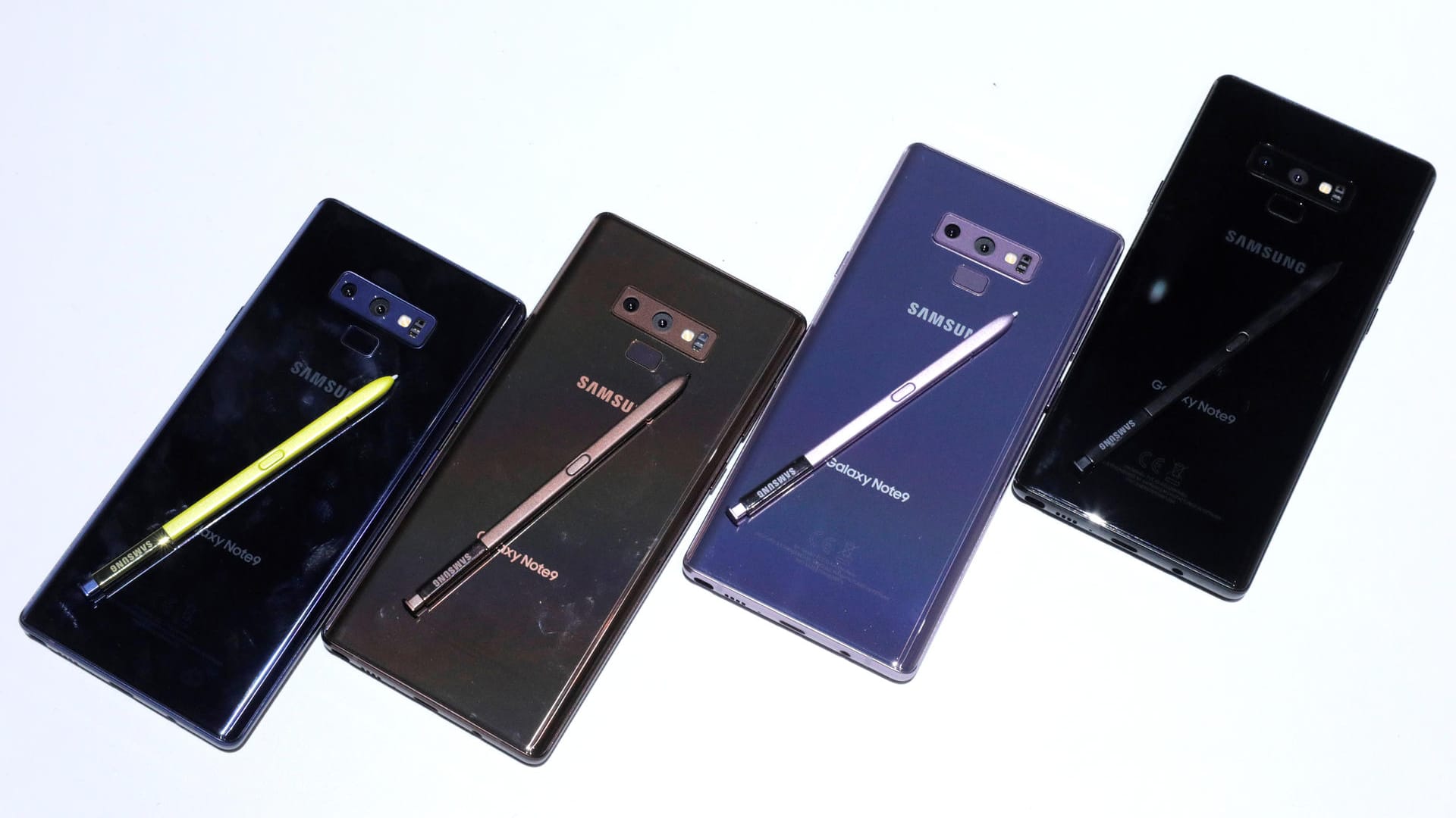 Das Samsung Galaxy Note 9 erschien im August 2018 und startete ab 999 Euro. Derzeit findet sich das Gerät online um die 650 Euro. Das Smartphone hat eine Bildschirmdiagonale von 6,4 Zoll und eine Auflösung von 2.960 zu 1.440 Pixel. Der interne Speicher fasst je nach Modell 128 oder 512 GB, der Arbeitsspeicher je nach Modell 6 oder 8 GB. Die Frontkamera löst mit 8 MP auf, die Hauptkamera mit 12 + 12 MP.