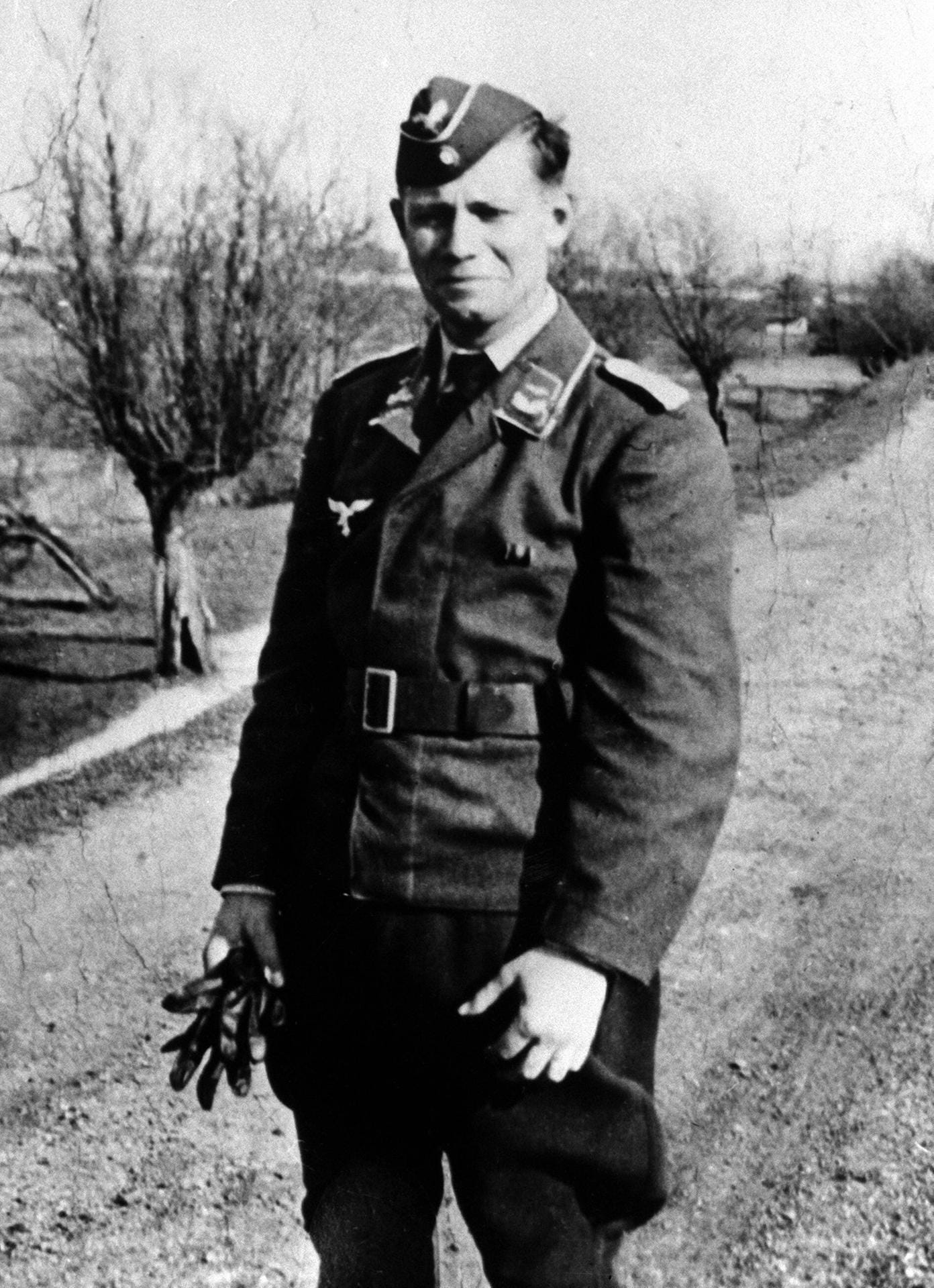 Als 17-jähriger wird Schmidt noch wegen "zu flotter Sprüche" aus der Marine-Hitlerjugend ausgeschlossen. Am 4. November 1937 wurde er zum Wehrdienst bei der Flakartillerie in Bremen-Vegesack eingezogen. Ab 1939 war der Feldwebel der Reserve zur Luftverteidigung Bremens eingesetzt.