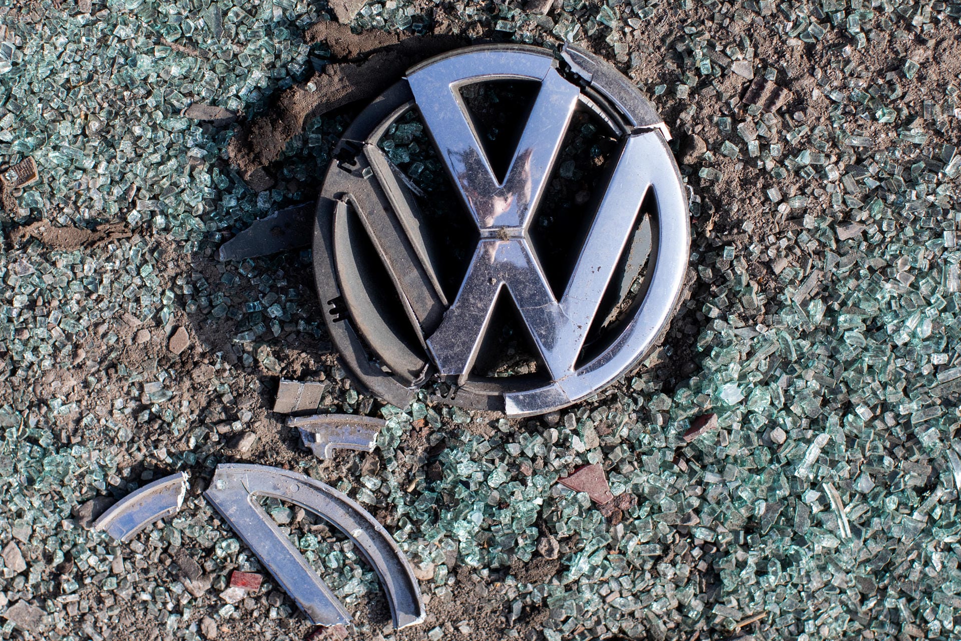 Das höchste jemals hierzulande verhängte Bußgeld: Volkswagen zahlte im Juni 2018 in Deutschland eine Geldbuße von einer Milliarde Euro wegen der Dieselaffäre. In den USA gab VW bereits rund 25 Milliarden Euro für Entschädigungszahlungen und Strafen aus.