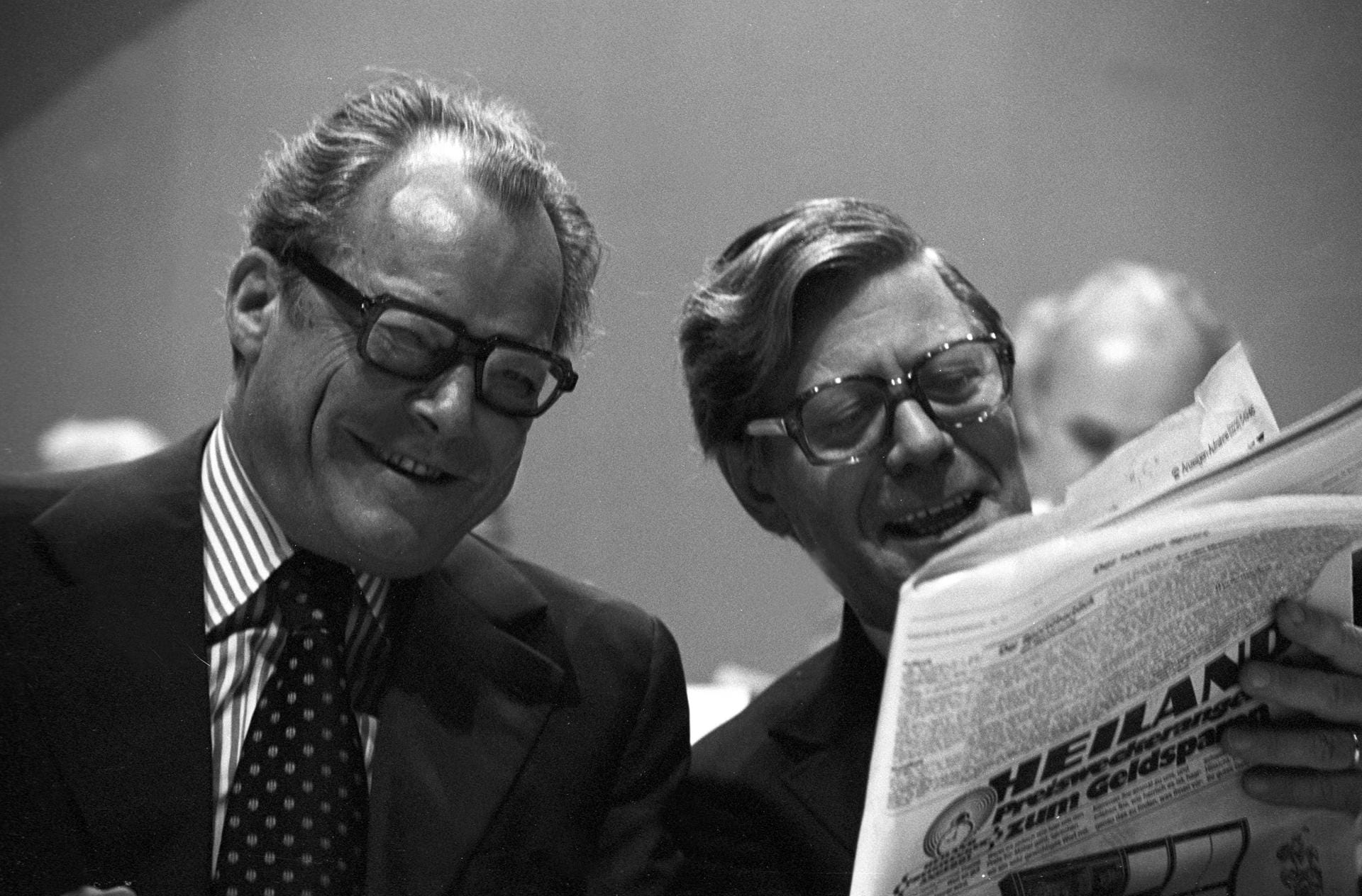 Nach dem Wahlsieg der SPD in der Bundestagswahl 1969 berief Bundeskanzler Willy Brandt (links im Bild) Schmidt als Bundesminister der Verteidigung in die neue Bundesregierung. 1972 übernahm Schmidt das Amt des Finanz- und Wirtschaftsministers.
