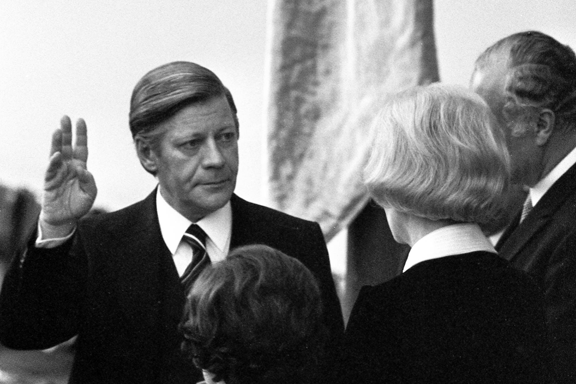 Nach dem Rücktritt Willy Brandts vom Amt des Bundeskanzlers wurde Helmut Schmidt sein Nachfolger. Am 16.05.1974 leistete er im Deutschen Bundestag in Bonn seinen Amtseid.