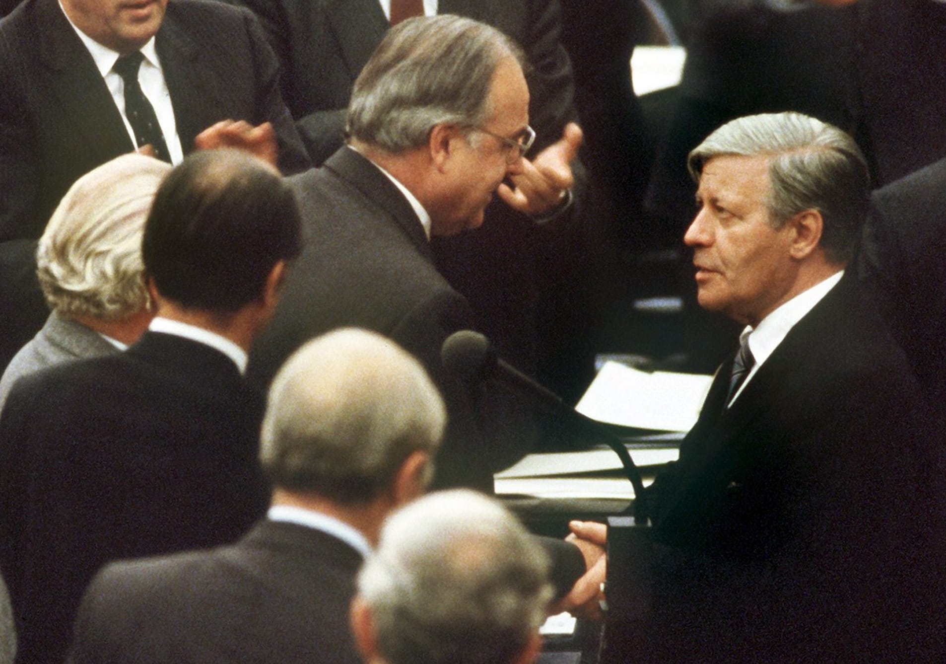 Am 01.10.1982 wurde Helmut Schmidt (rechts) durch ein konstruktives Misstrauensvotum gestürzt. Er gratulierte seinem Nachfolger Helmut Kohl (Mitte), der mit Stimmen von CDU, CSU und der Mehrheit der FDP-Fraktion gewählt wurde.