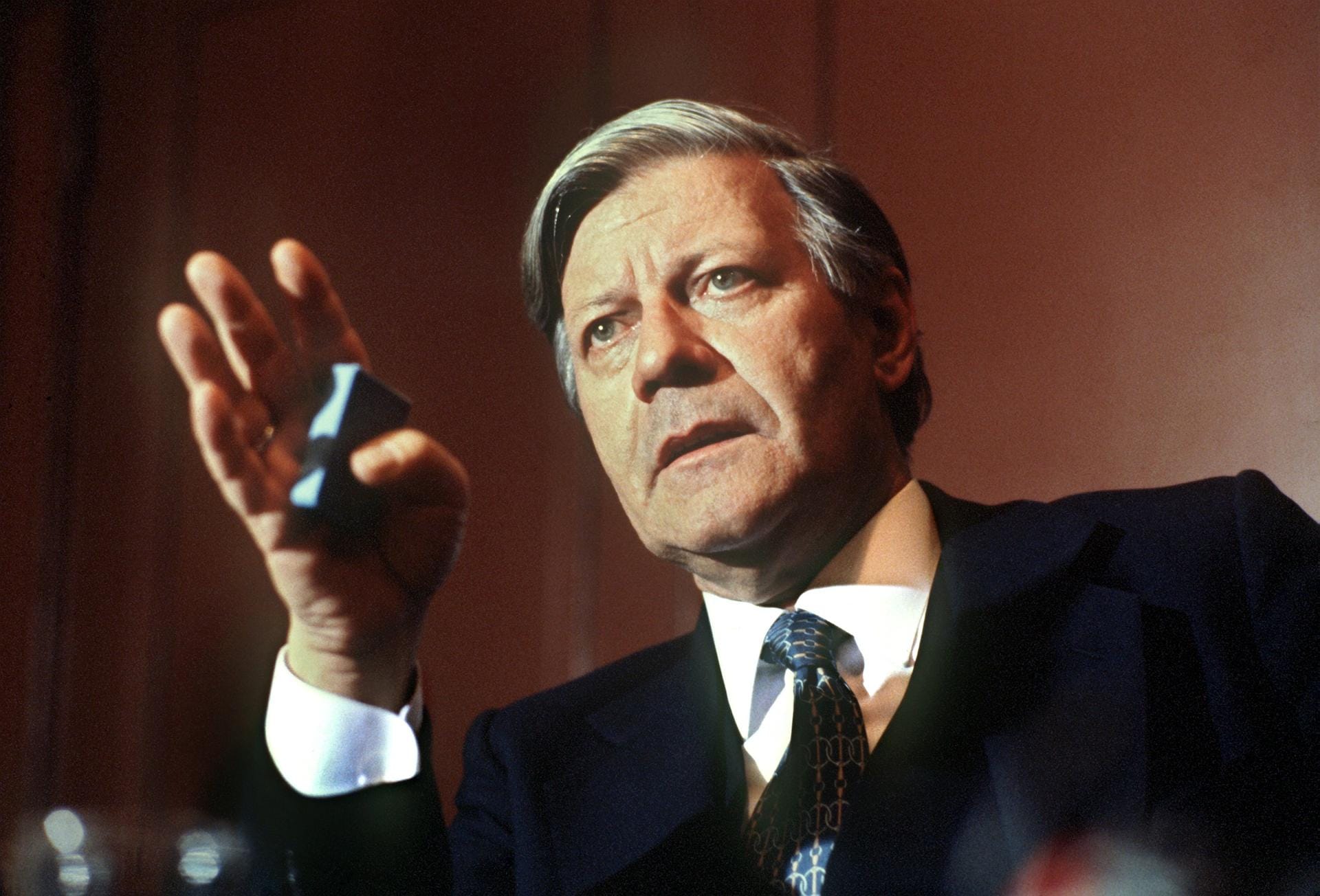 Nach seiner politischen Karriere wurde Schmidt 1983 Mitherausgeber der Wochenzeitung "Die Zeit".