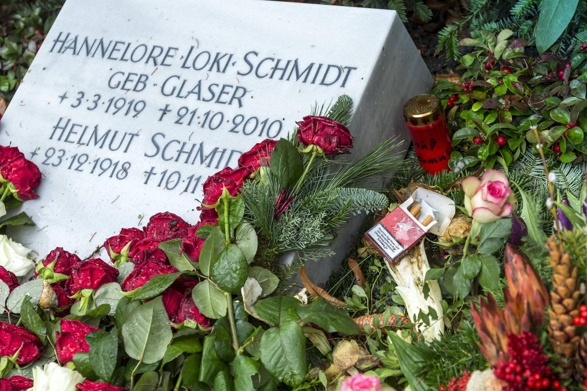 Am 10. November 2015 verstarb auch Helmut Schmidt in Hamburg-Langenhorn. Er wurde neben seiner Frau beigesetzt.