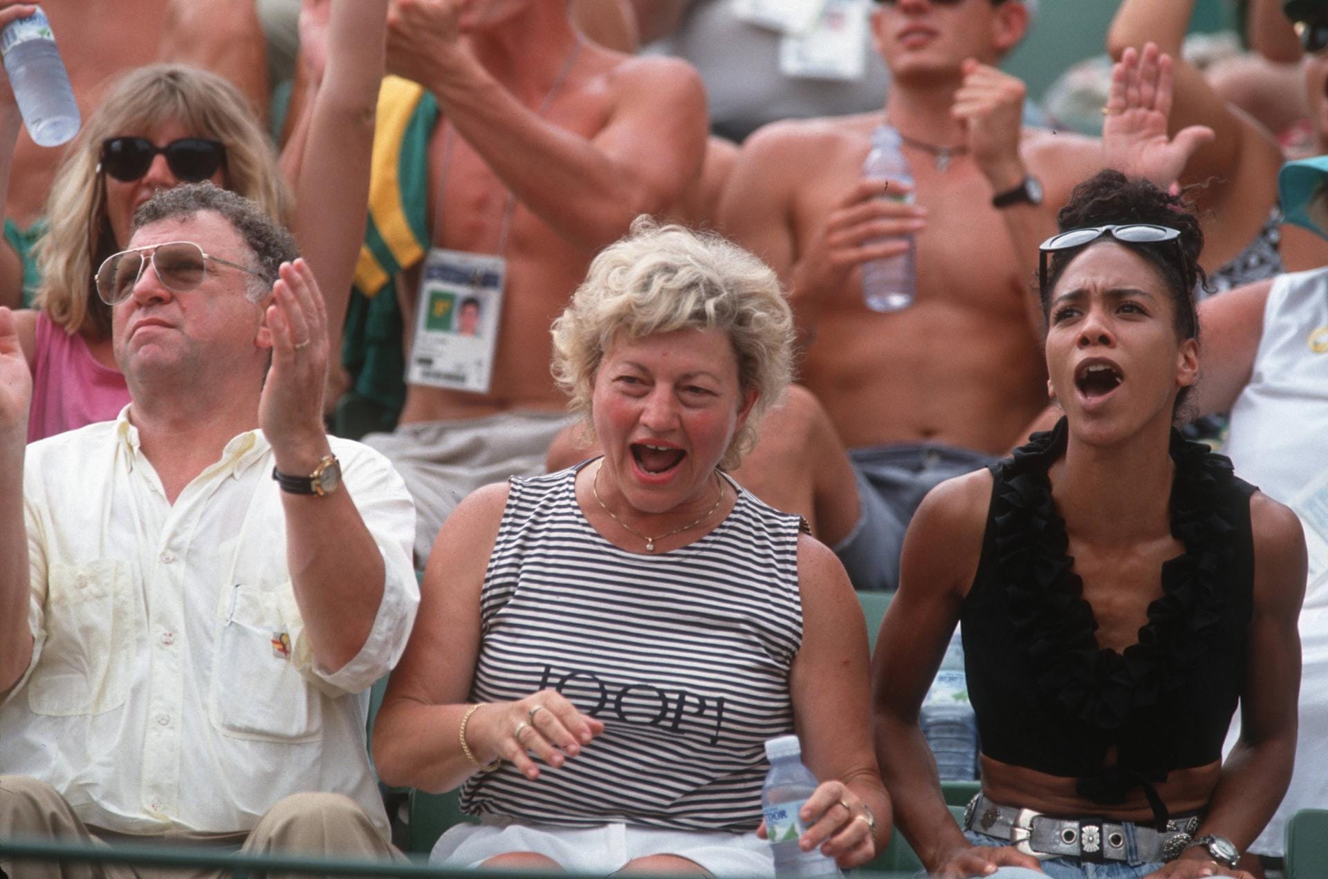 Die Eltern von Boris Becker: Vater Karl-Heinz Becker und Mutter Elvira Becker feuern 1992 zusammen mit Barbara an.