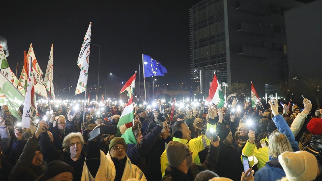 Demonstranten vor dem Hauptsitz des öffentlich-rechtlichen ungarischen Rundfunks MTVA.