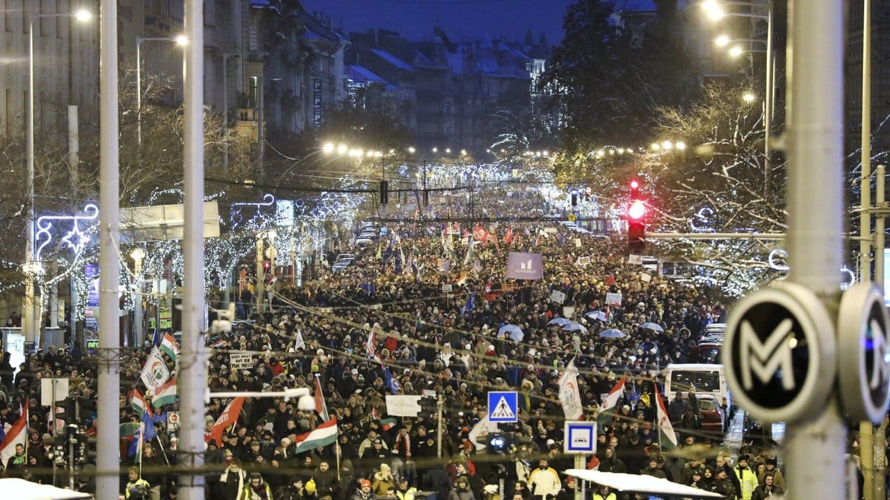 Die Proteste gegen die Regierung des rechtsnationalen ungarischen Ministerpräsidenten Viktor Orban halten seit Tagen an.