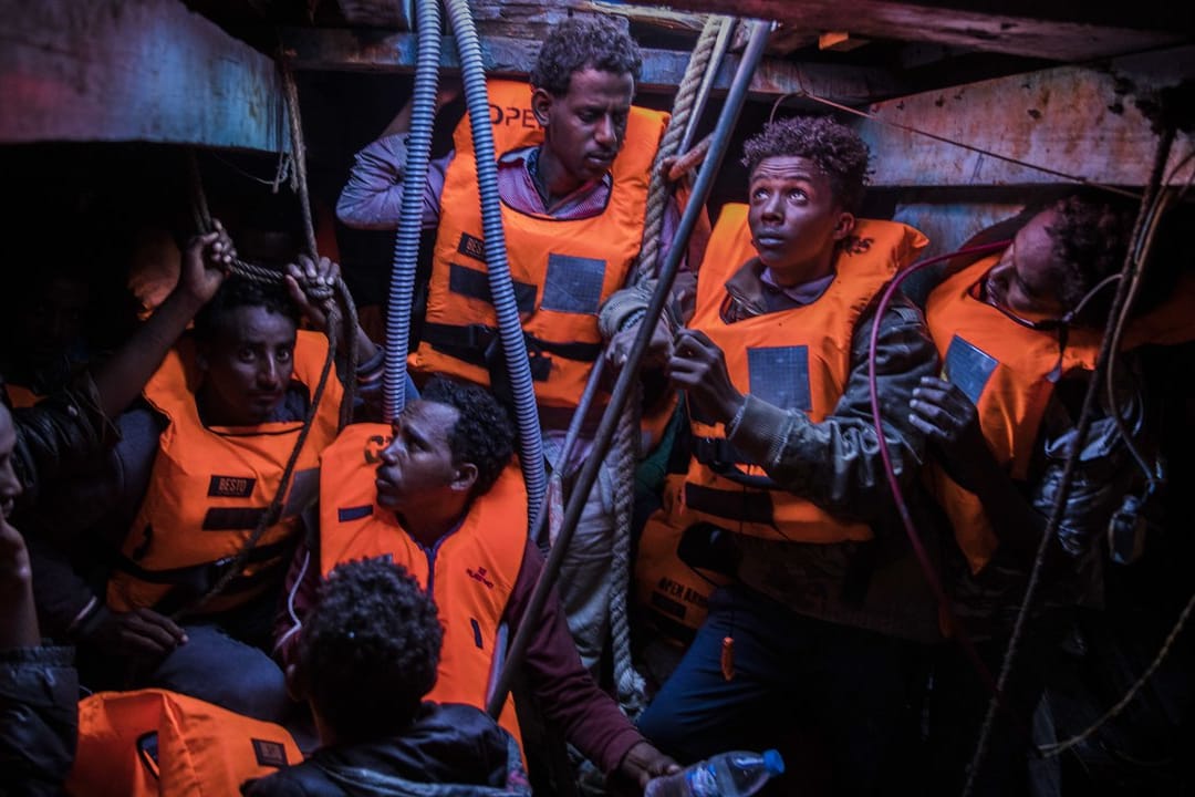 Flüchtlinge auf einem Boot vor der Küste Libyens (Archivbild).