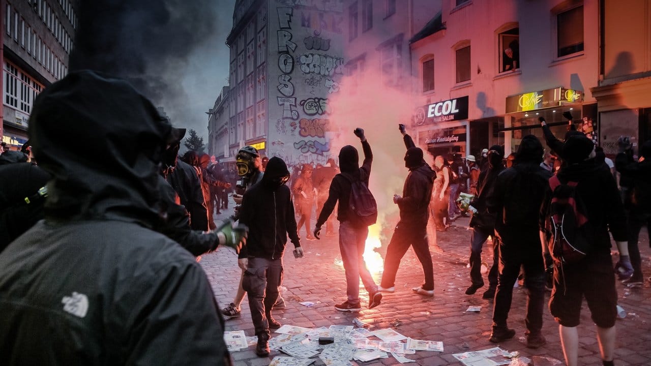 Menschen protestieren während des G20-Gipfels im Hamburger Schanzenviertel.