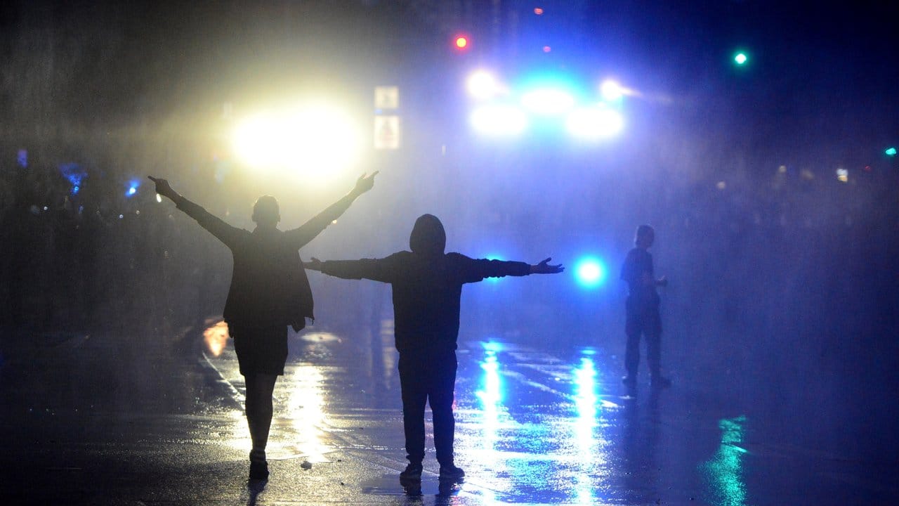 G20-Demonstranten stellen sich in der Krawallnacht einem Wasserwerfer in den Weg.