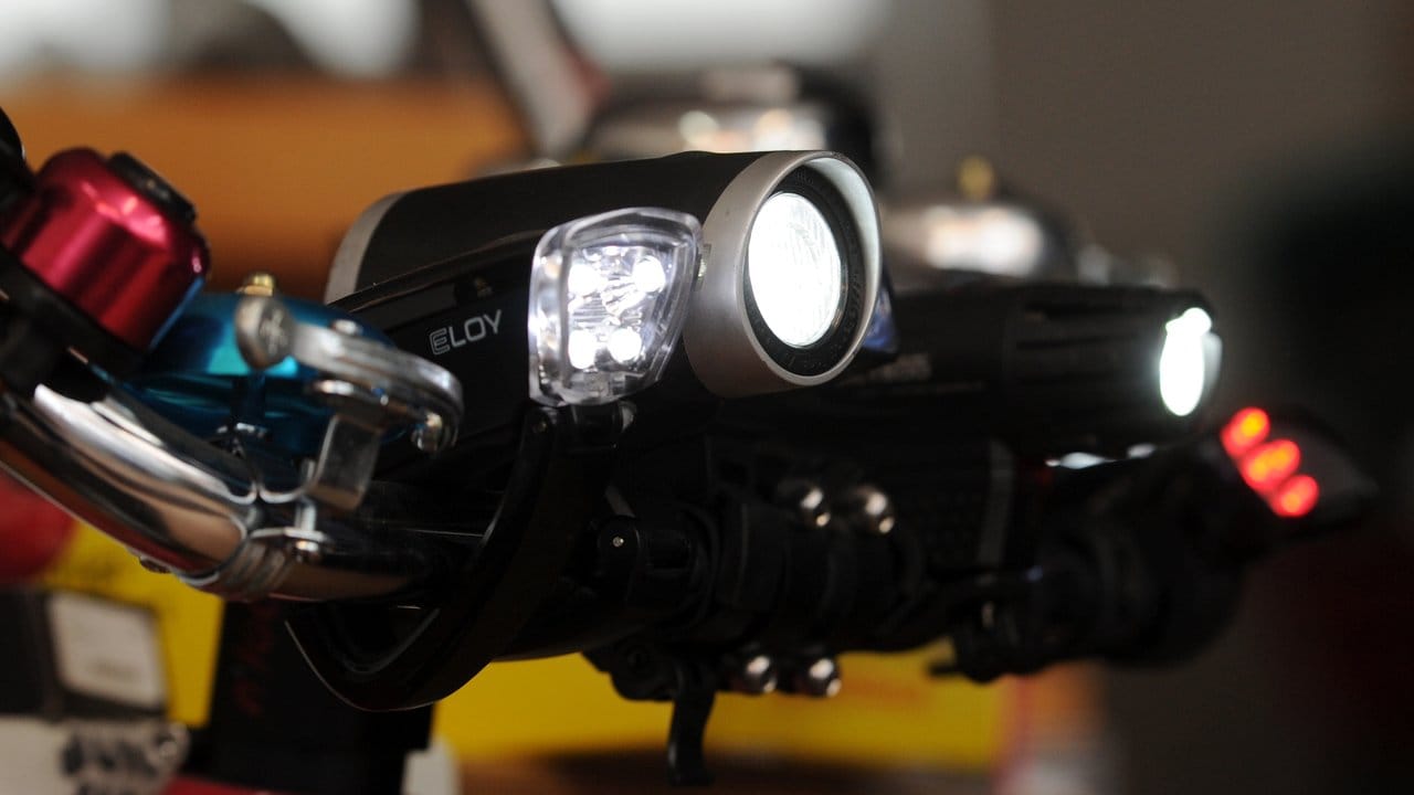 LED-Frontscheinwerfer am Fahrrad müssen richtig eingestellt werden: Der hellste Punkt des Lichtkegels sollte in zehn Meter Entfernung auf den Boden treffen.