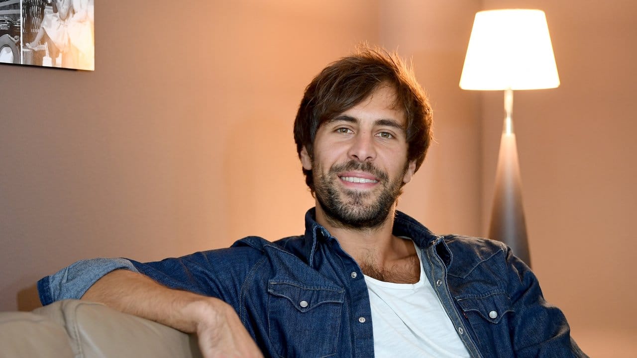 Max Giesinger verbringt gerne die Weihnachtszeit mit Freunden und Familie. Max Giesinger verbringt gerne die Weihnachtszeit mit Freunden und Familie.