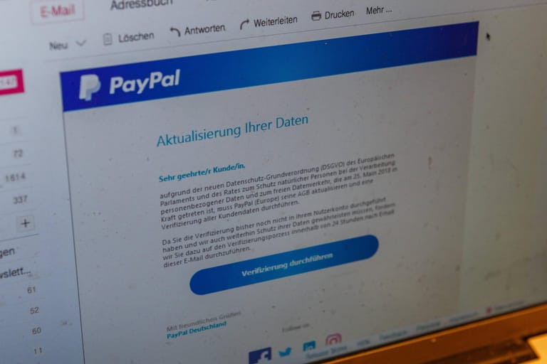 Hier ein Beispiel zu PayPal: Die Einführung der europäischen Datenschutz-Grundverordnung (DSGVO) wird als Vorwand genutzt, um den Nutzer in die Falle zu locken. Nur auf den ersten Blick sieht die E-Mail echt aus. Die Rechtschreibfehler sollten jedoch ein Warnsignal sein.