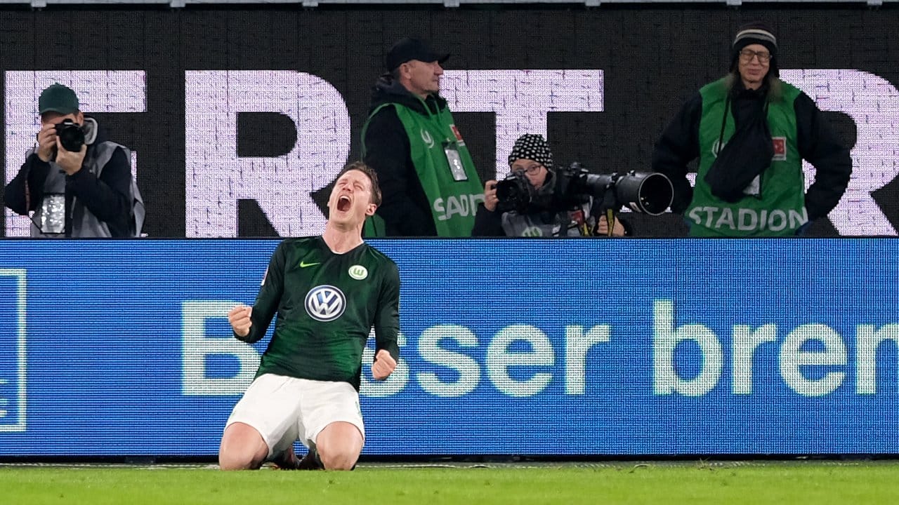 Wolfsburgs Wout Weghorst bejubelt sein Tor zum 2:0 gegen VfB Stuttgart.