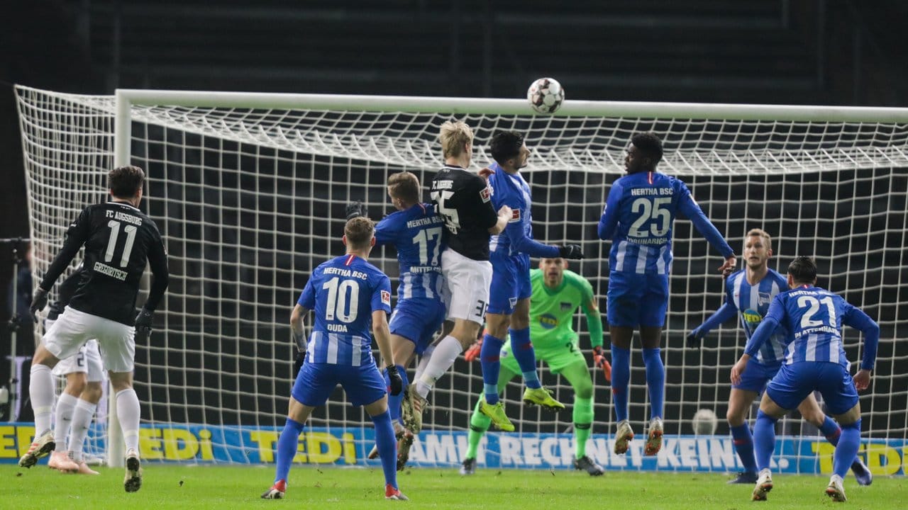 Augsburgs Martin Hinteregger (M) köpft das Tor zum 1:0 gegen Hertha BSC.