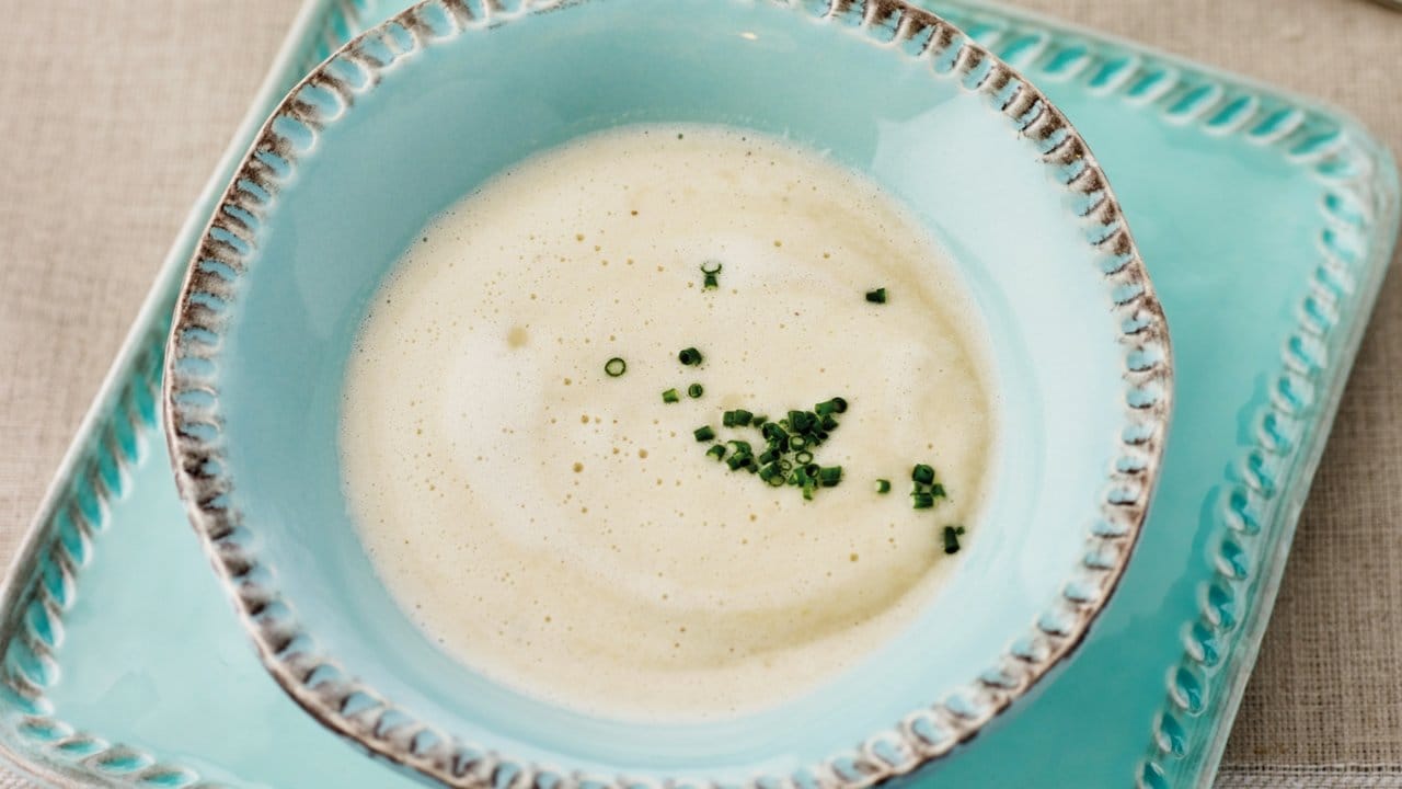Die Schwarzwurzel kann auch zu einer Suppe verarbeitet werden. Die Schwarzwurzel kann auch zu einer Suppe verarbeitet werden.