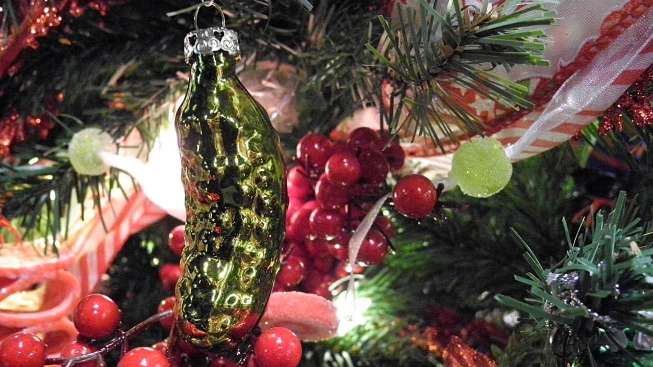 Eine "Weihnachts-Gurke" (Christmas Pickle) an einem Weihnachtsbaum.