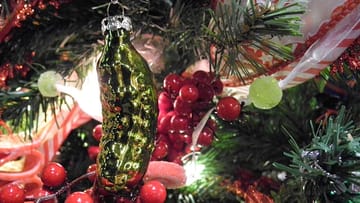 Eine "Weihnachts-Gurke" (Christmas Pickle) an einem Weihnachtsbaum.
