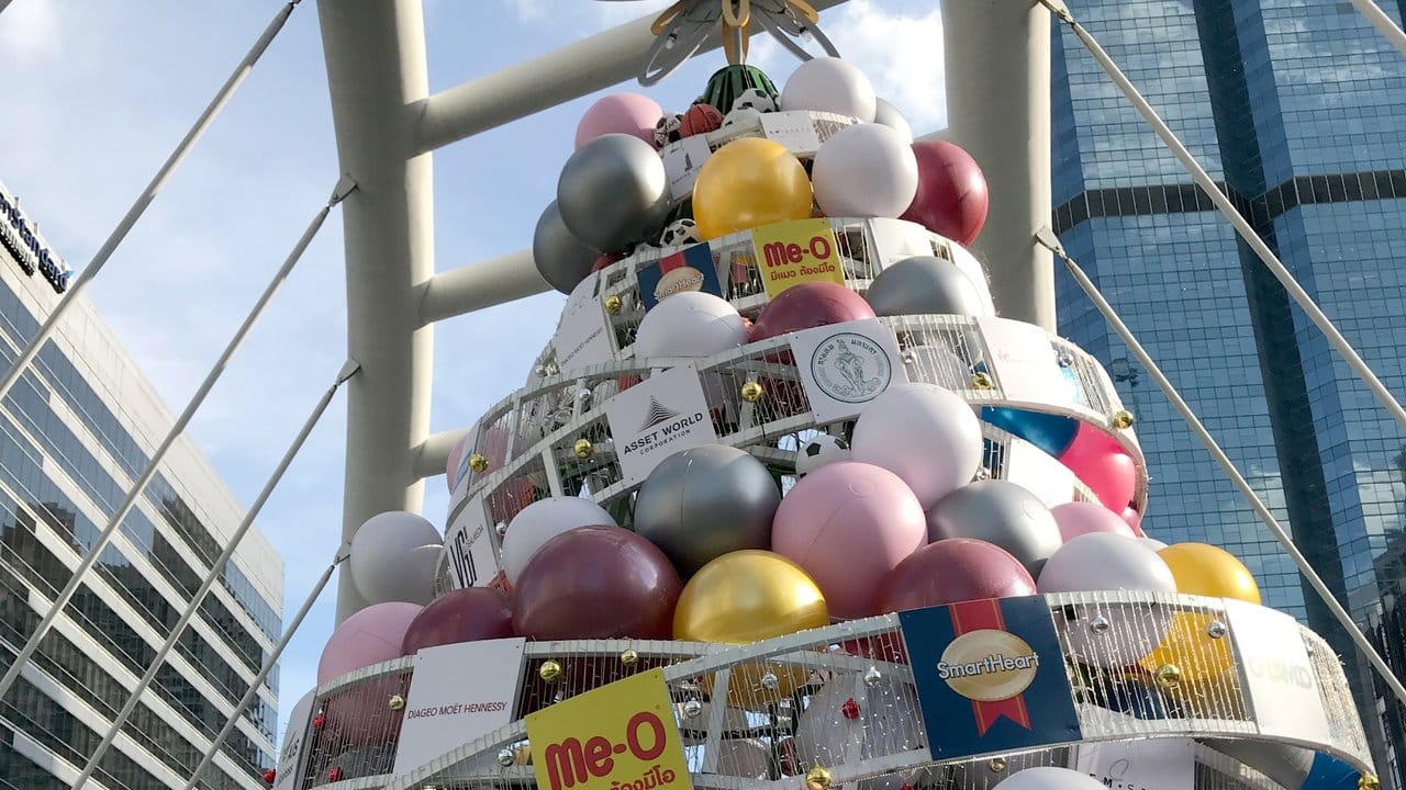 Weihnachtsbaum in Bangkok, der nicht nur mit Kugeln, sondern auch mit Fußbällen und Basketbällen geschmückt ist.