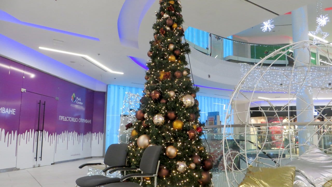 Reich geschmückter Weihnachtsbaum in Sofia.