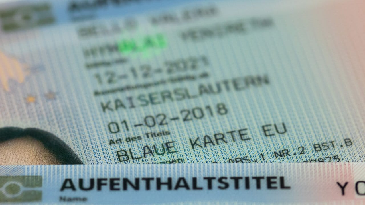 Hochqualifizierte Zuwanderer aus Nicht-EU-Ländern konnten bisher mit einer sogenannten "Blauen Karte" in Deutschland arbeiten. Hochqualifizierte Zuwanderer aus Nicht-EU-Ländern konnten bisher mit einer sogenannten "Blauen Karte" in Deutschland arbeiten.