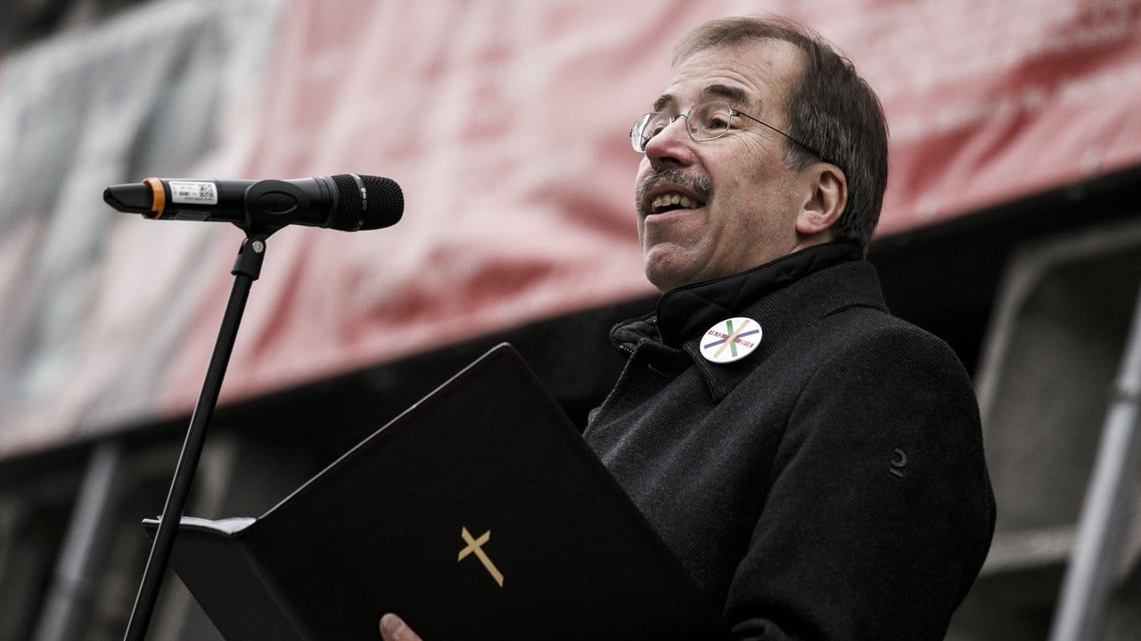 Martin Germern, Pfarrer an der Gedächtniskirche, spricht vor dem Mahnmal am Breitscheidplatz.