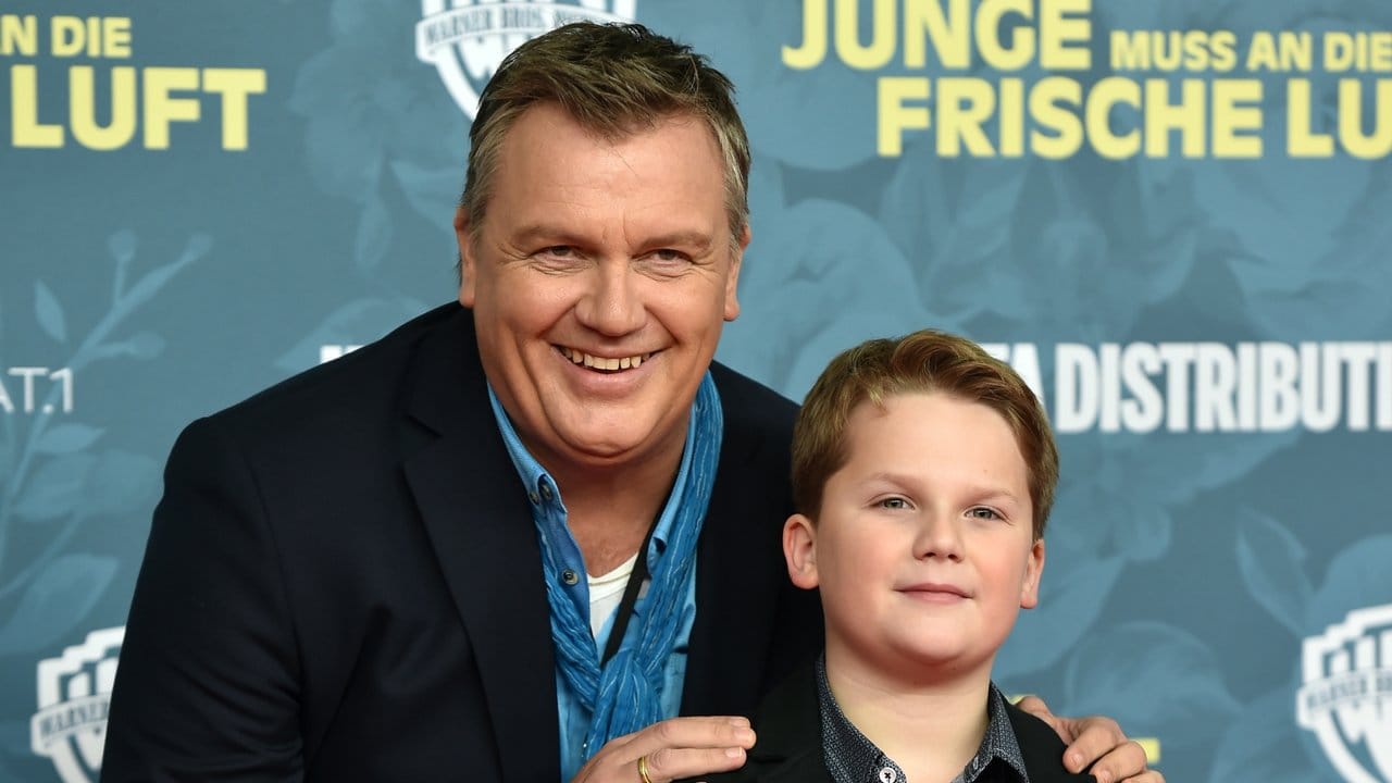 Hape Kerkeling (l) und Julius Weckauf (r) bei der Premiere des Films "Der Junge muss an die frische Luft".