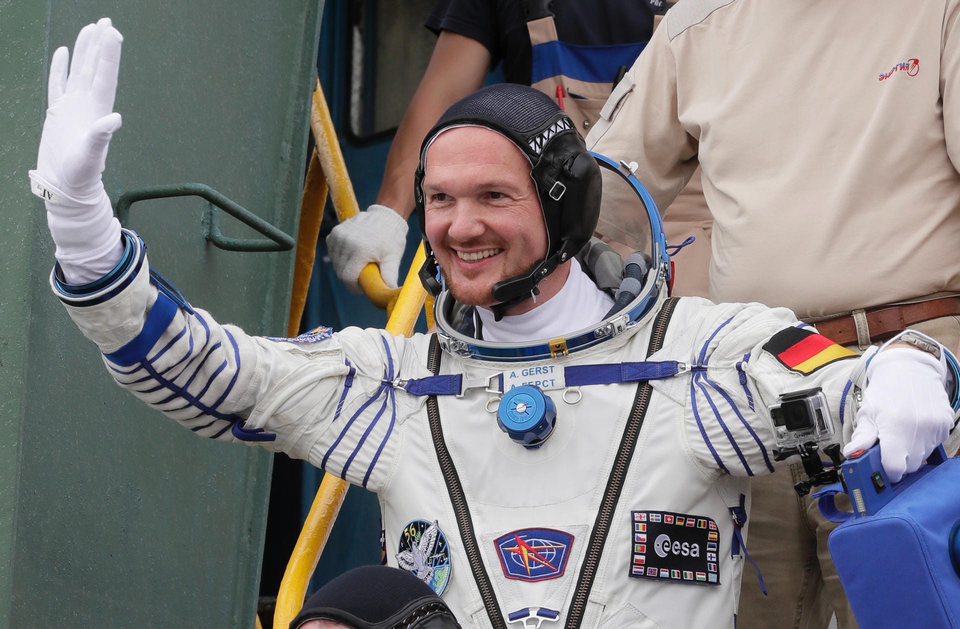 Ein letztes Mal Winken: Hier verabschiedet sich Alexander Gerst vor seinem Abflug zur Raumstation ISS. Die Rakete startete in Baikonur in Kasachstan.