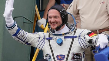 Ein letztes Mal Winken: Hier verabschiedet sich Alexander Gerst vor seinem Abflug zur Raumstation ISS. Die Rakete startete in Baikonur in Kasachstan.