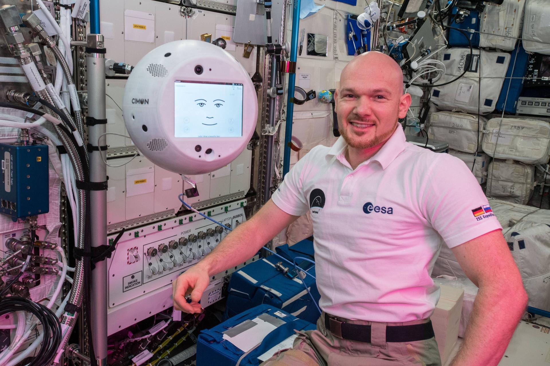 Trotz der harten Arbeit trifft man auf freundliche Gesichter: Alexander Gerst begrüßt den Neuzugang Cimon – kurz für Crew Interactive Mobile CompanioN. Die Roboter-Kugel soll die Astronauten auf der ISS unterstützen.