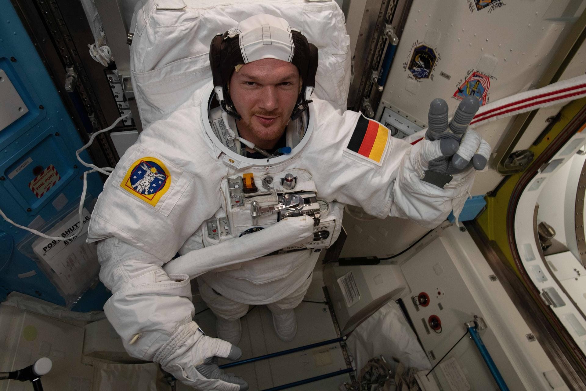 Grundlagen-Check: Passt der Bauch noch rein? Hier sehen wir unseren Astronauten beim Anprobieren seines Raumanzuges.