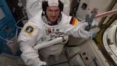 Grundlagen-Check: Passt der Bauch noch rein? Hier sehen wir unseren Astronauten beim Anprobieren seines Raumanzuges.