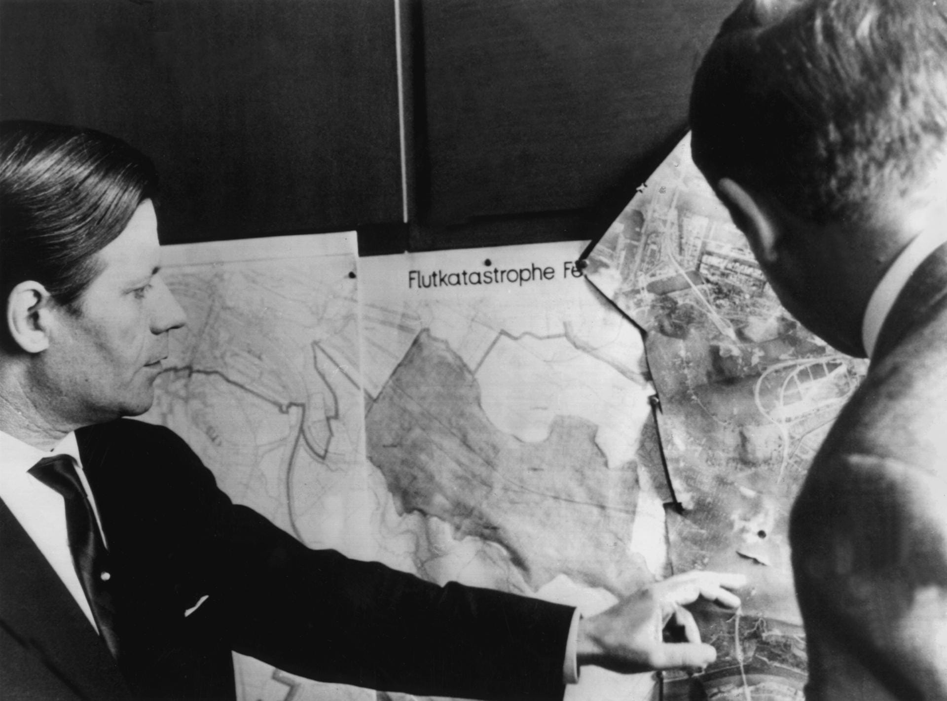 Als Polizeisenator wurde Schmidt bundesweit bekannt duch sein Rolle als Organisator bei der Bekämpfung der Hamburger Sturmflut von 1962.