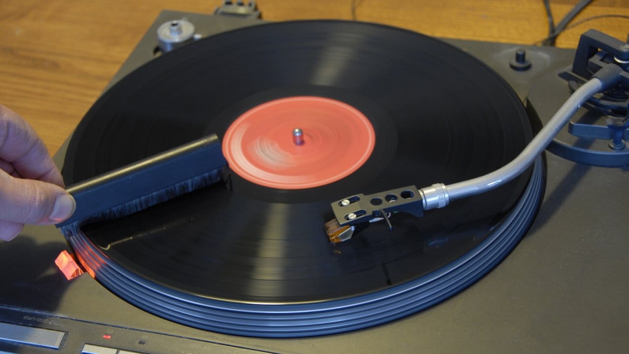 Wer vor dem Abspielen eine Reinigungsbürste auf die rotierende Platte hält, erntet sauberes Vinyl - und oft auch besseren Klang.