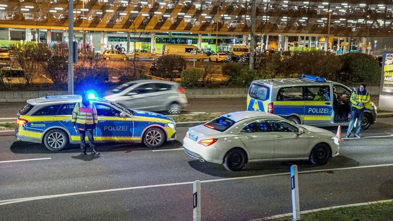 Polizisten kontrollieren eine Zufahrt zum Stuttgarter Flughafen.