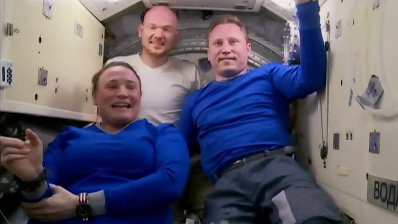 Die US-Astronautin Serena Auñón-Chancellor (l-r), Alexander Gerst und der Russe Sergej Prokopjew bereiten sich vor ihrer Rückreise darauf vor, von der ISS in die Sojus-Raumkapsel umzusteigen.