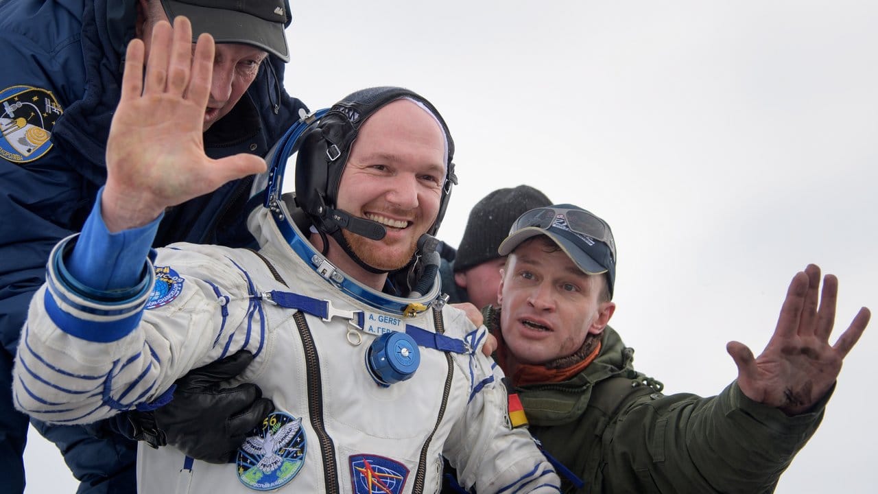 Nach sechseinhalb Monaten im All ist der deutsche Astronaut Alexander Gerst mit zwei weiteren Raumfahrern sicher auf der Erde gelandet.