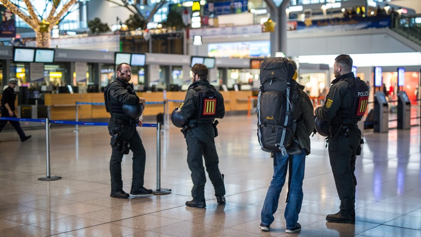 Beamte der Bundespolizei kontrollieren ein Terminal am Stuttgarter Flughafen.