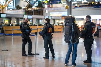 Beamte der Bundespolizei kontrollieren ein Terminal am Stuttgarter Flughafen.