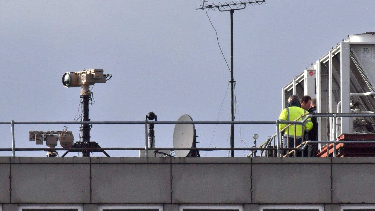 Anti-Drohnentechnik auf einem Dach des Flughafens Gatwick.