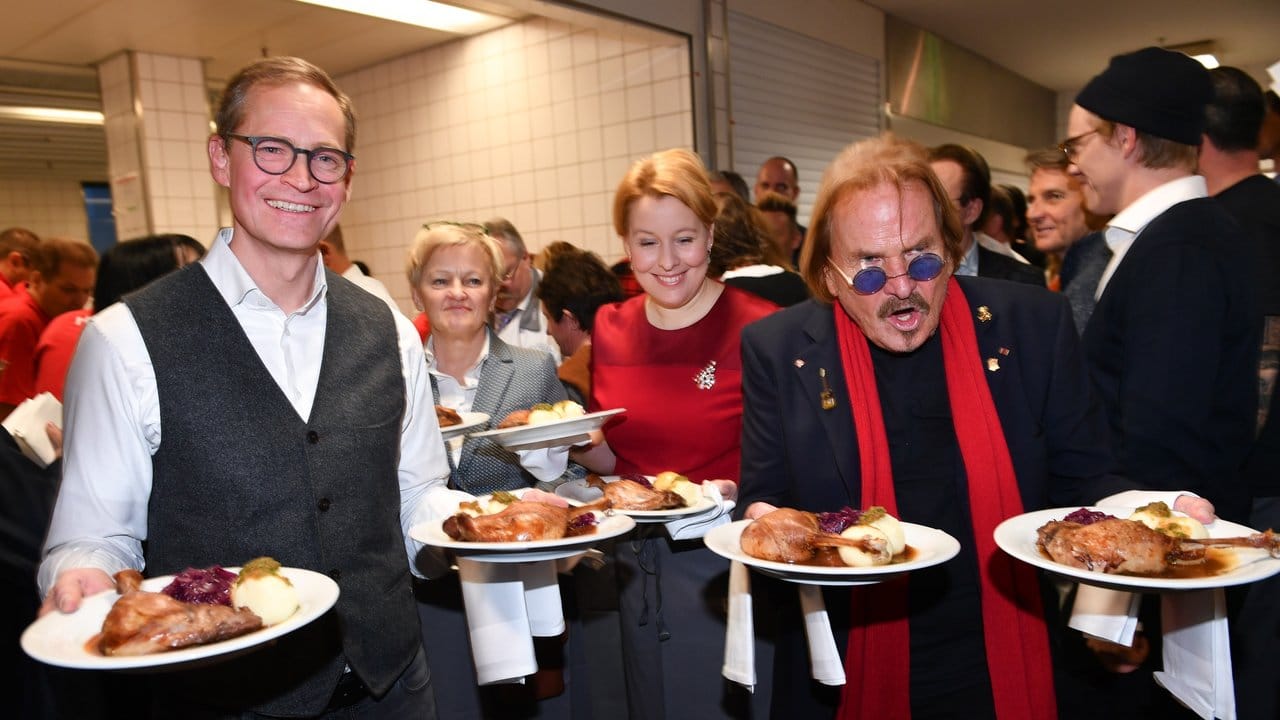 Michael Müller (l-r), Renate Künast, Franziska Giffey und Frank Zander servieren im Hotel Estrel Gänsebraten für die Gäste. Michael Müller (l-r), Renate Künast, Franziska Giffey und Frank Zander servieren im Hotel Estrel Gänsebraten für die Gäste.