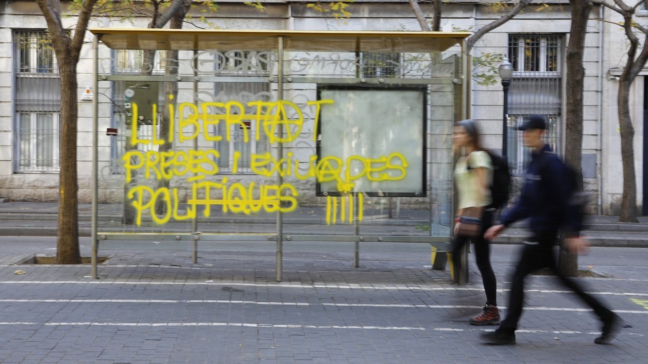 "Freiheit politischer Gefangener und Vertriebener" - Graffiti an einer Bushaltestelle in Barcelona.