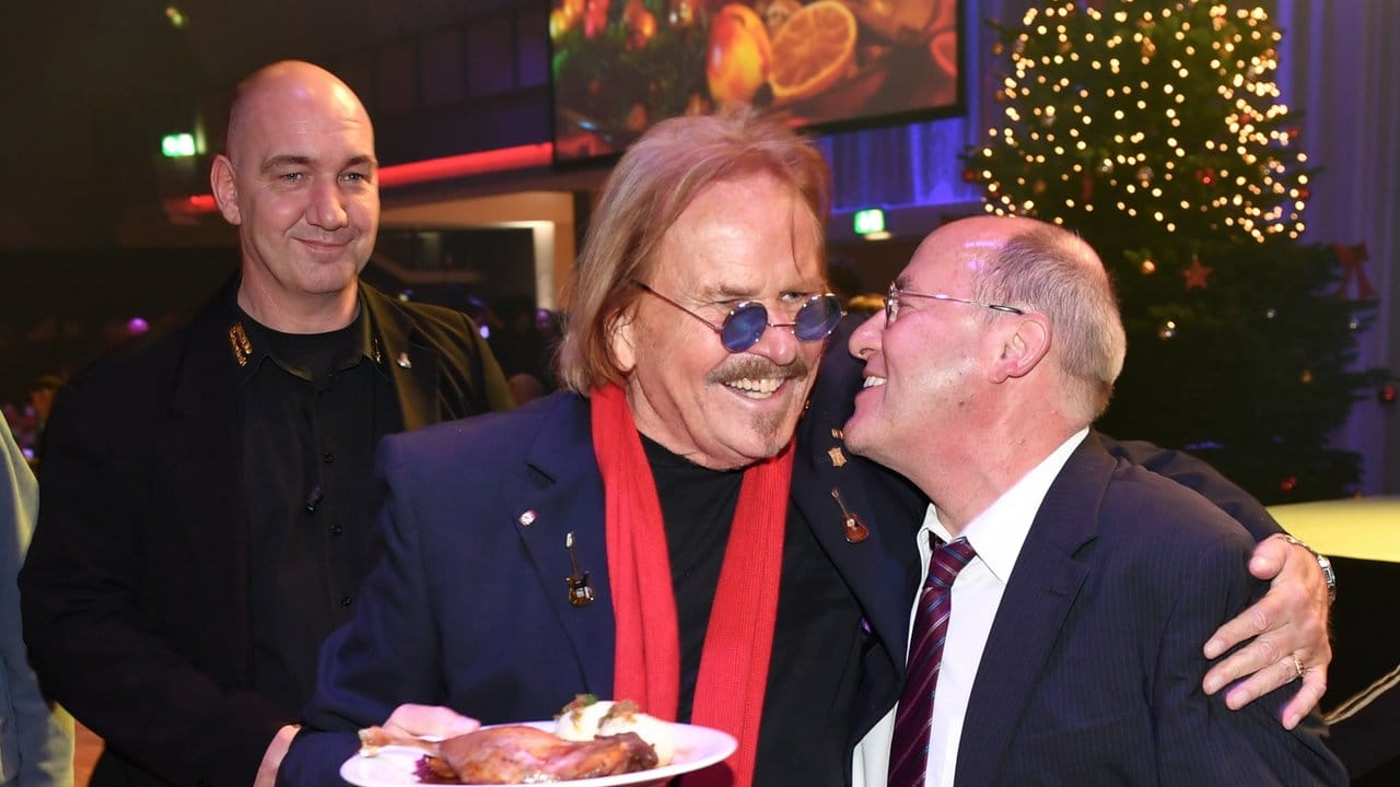 Helfende Hände: Frank Zander (l) und Gregor Gysi. Helfende Hände: Frank Zander (l) und Gregor Gysi.