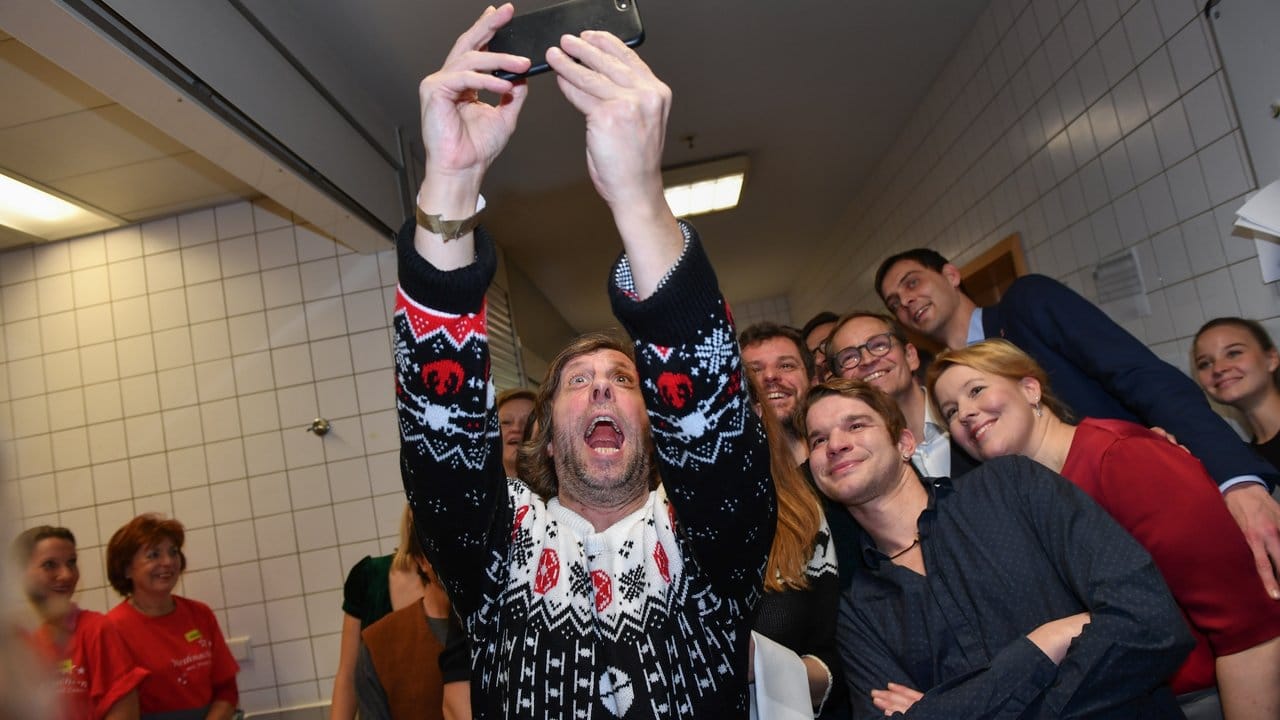 Selfie der teilnehmenden Promis: Oliver Korittke hält einen außergewöhnlichen Tag fest. Selfie der teilnehmenden Promis: Oliver Korittke hält einen außergewöhnlichen Tag fest.
