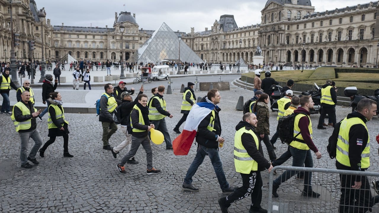 "Gelbwesten"-Demonstranten vor der Pyramide des Louvre in Paris.
