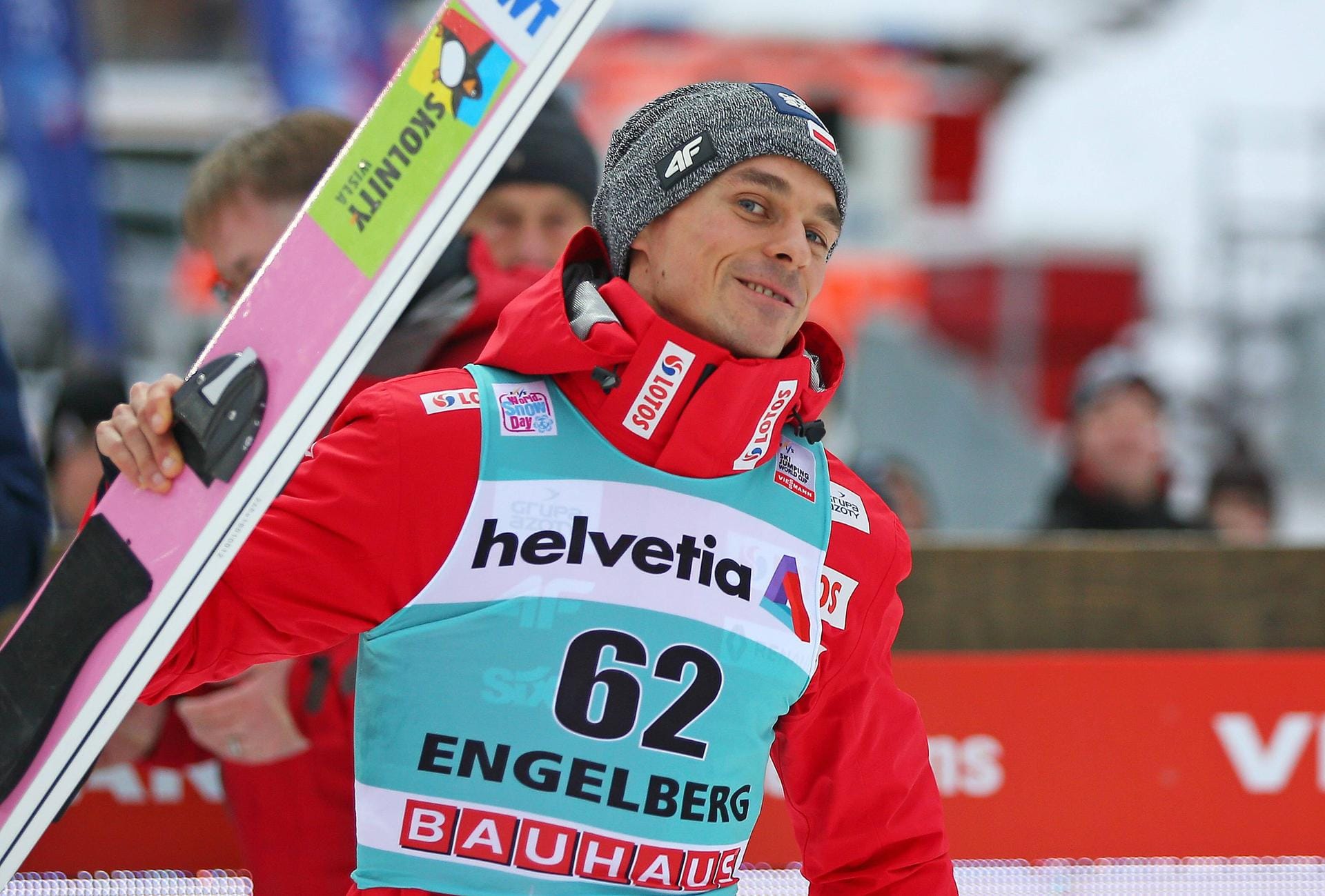 Piotr Zyla aus Polen springt eine starke Saison. Der 31-Jährige hat zwar noch kein Springen in diesem Winter gewonnen, ist jedoch konstant unter den besten Athleten vertreten. Damit liegt er auf dem zweiten Rang in der Gesamtwertung und gehört zu den Anwärtern auf den Tourneesieg.