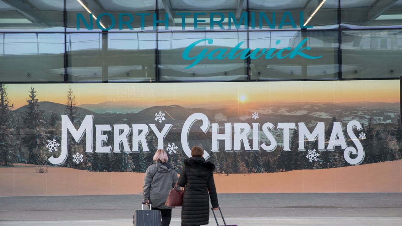 Ob Weihnachten wirklich "merry" wird? Passagiere vor dem Abflugbereich des Nordterminals am Flughafen Gatwick.